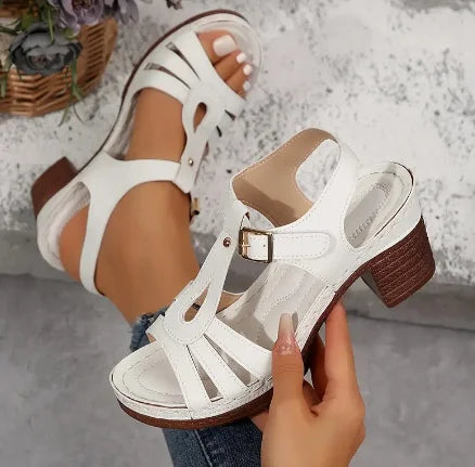 Malou – Elegant sandal med blokhæl og raffinerede detaljer Beskrivelse