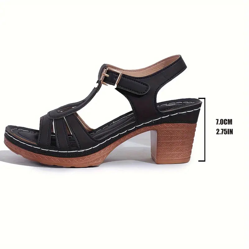 Malou – Elegant sandal med blokhæl og raffinerede detaljer Beskrivelse