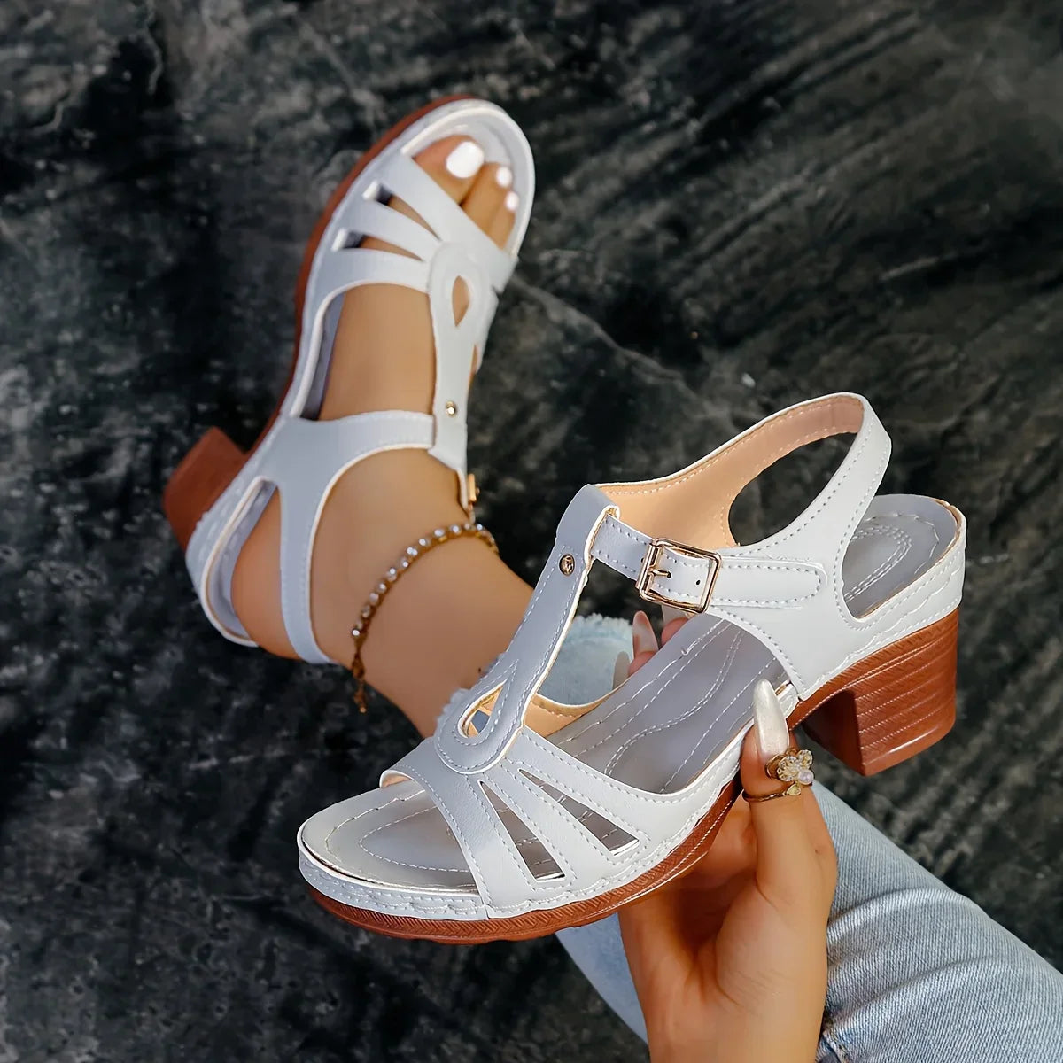 Malou – Elegant sandal med blokhæl og raffinerede detaljer Beskrivelse