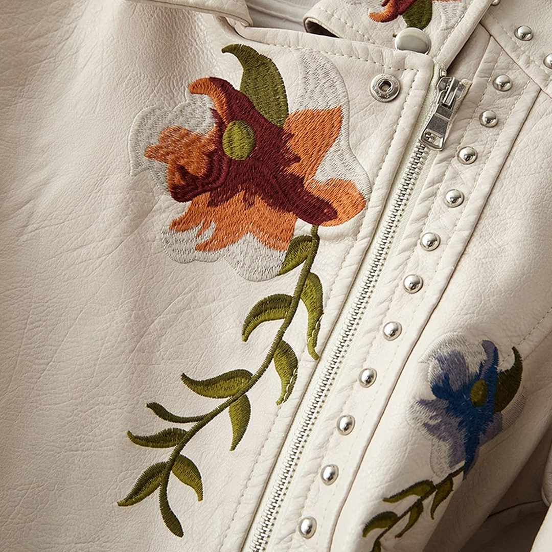 Kirsten™ | Stilfuld Bikerjakke med Blomstret Broderi