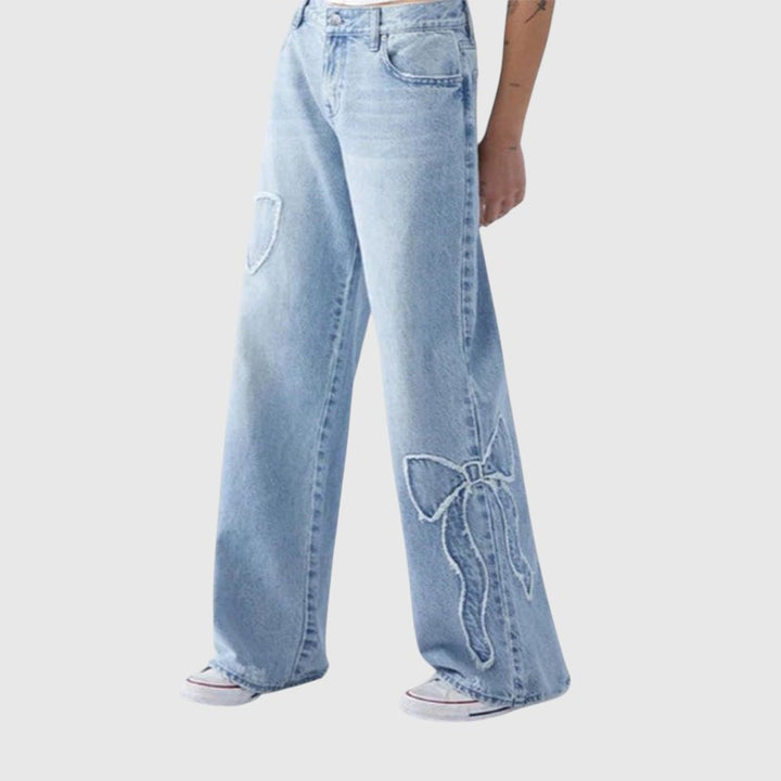 Astrid™ | Vide Jeans med Broderede Sløjfer