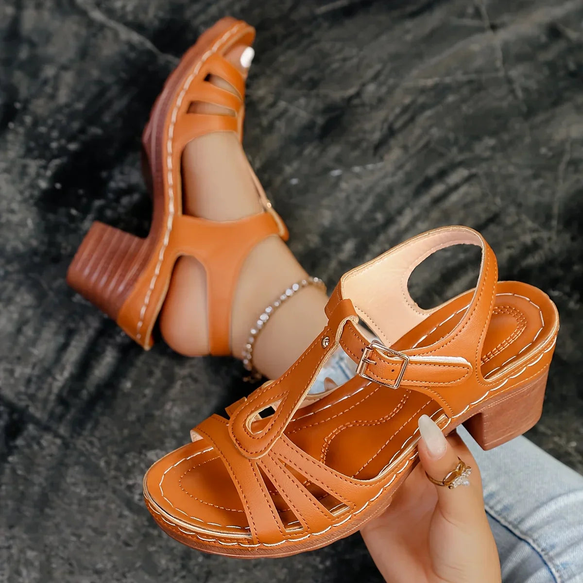 Malou – Elegant sandal med blokhæl og raffinerede detaljer Beskrivelse