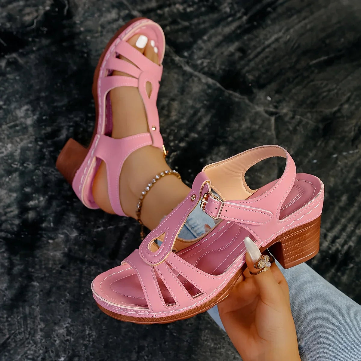 Malou – Elegant sandal med blokhæl og raffinerede detaljer Beskrivelse