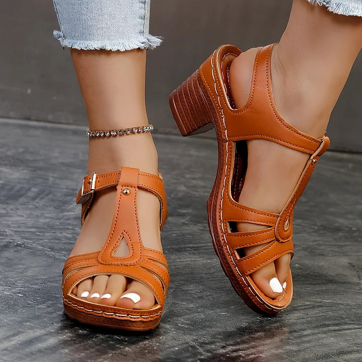 Malou – Elegant sandal med blokhæl og raffinerede detaljer Beskrivelse