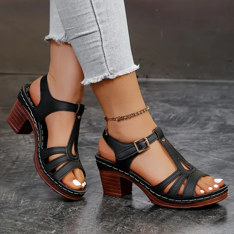 Malou – Elegant sandal med blokhæl og raffinerede detaljer Beskrivelse