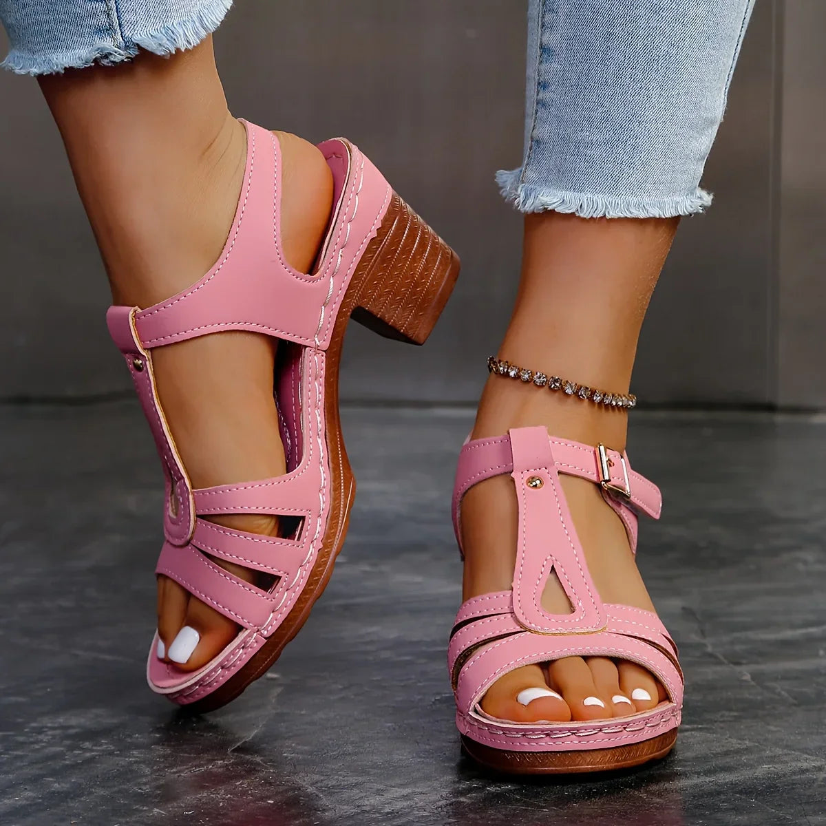 Malou – Elegant sandal med blokhæl og raffinerede detaljer Beskrivelse